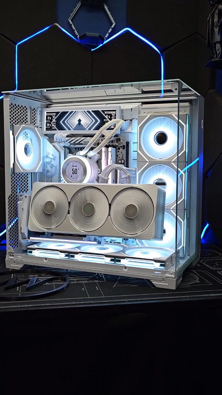 PC gamer branco montado na bancada da MW Gamer Lab, com water cooler e três ventoinhas RGB